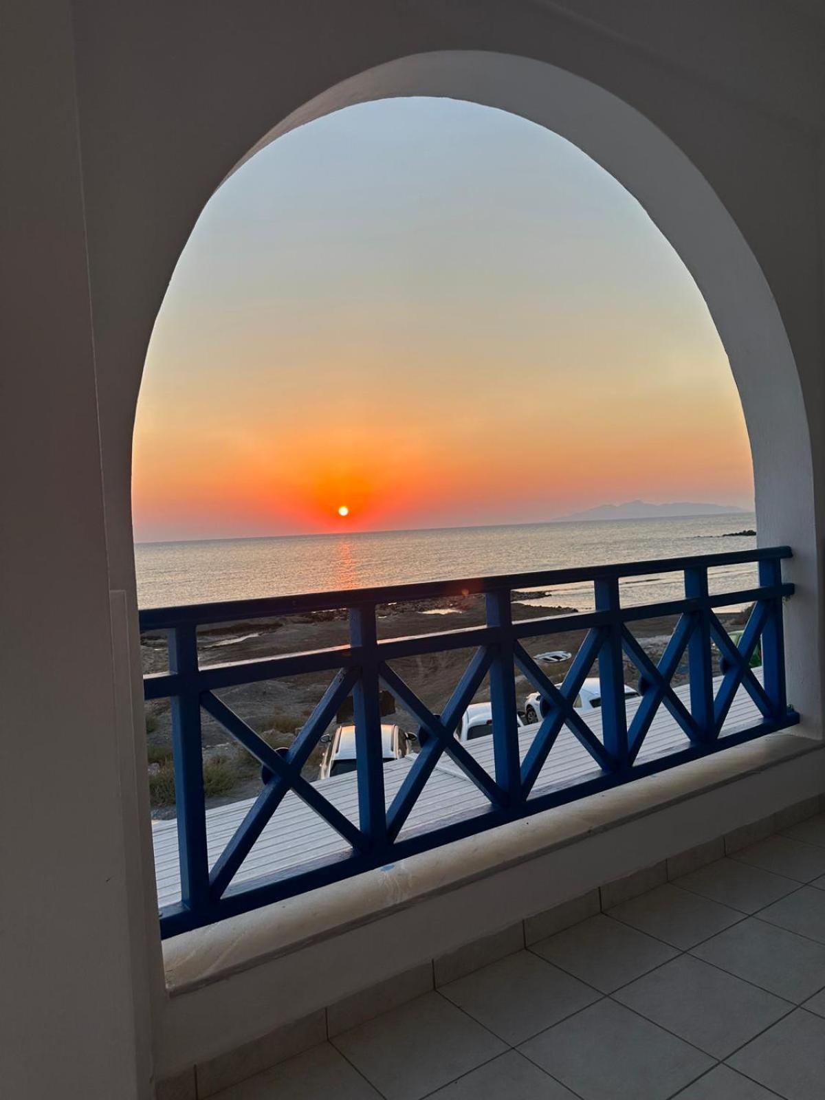 Rodothea And Adams On The Beach, Santorini Монолітос Номер фото