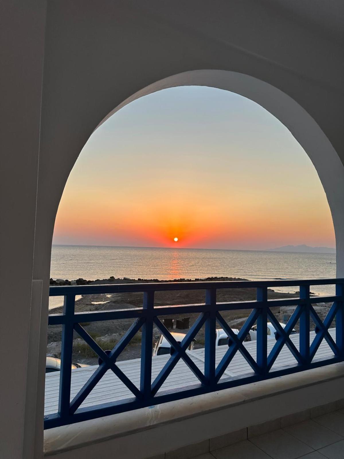 Rodothea And Adams On The Beach, Santorini Монолітос Номер фото