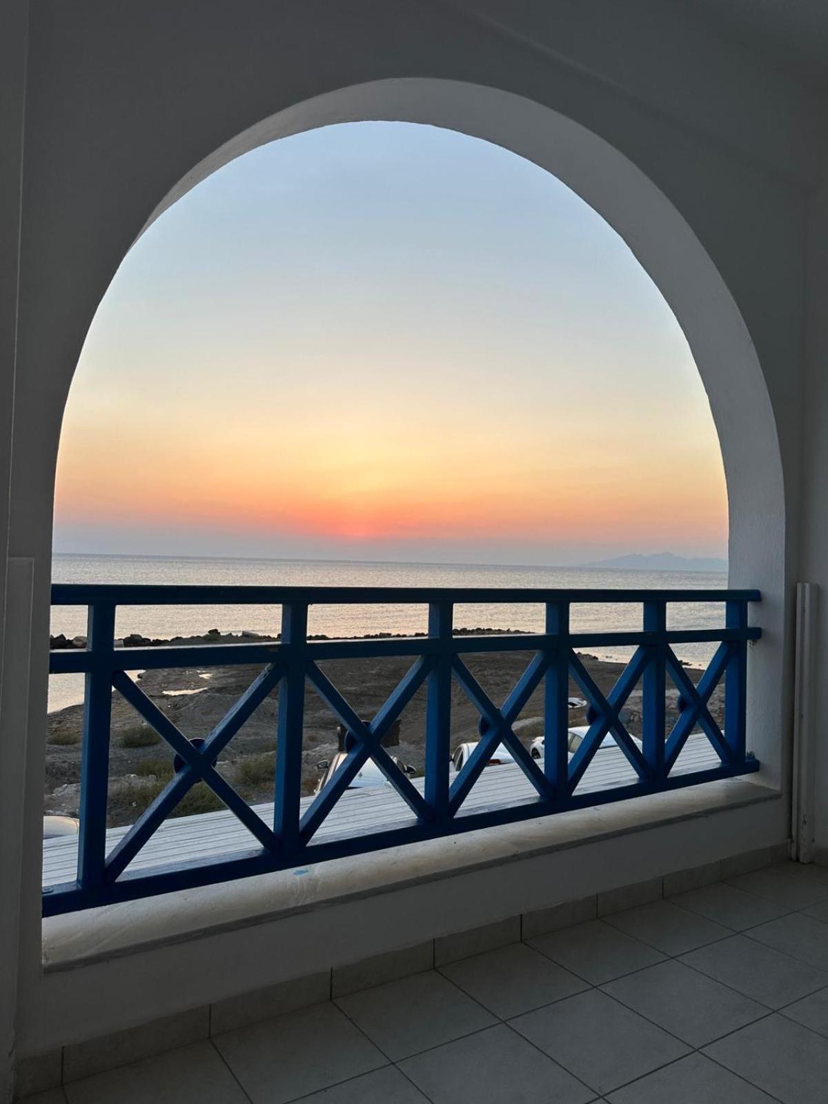 Rodothea And Adams On The Beach, Santorini Монолітос Номер фото